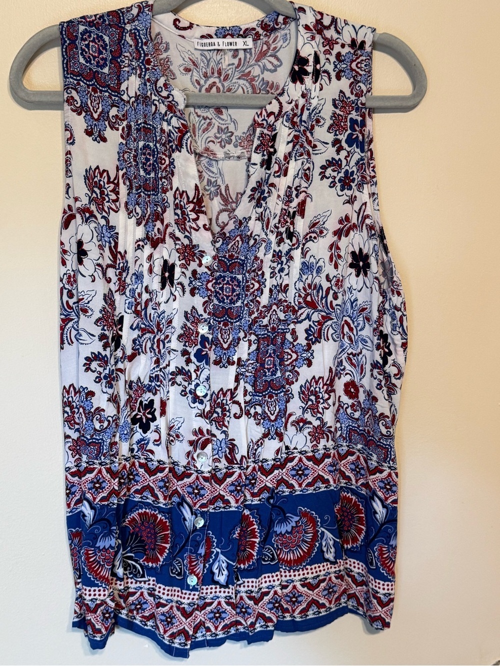 Flowy Floral V-Neck Sleeveless Top Figueroa & Flower button front closure.